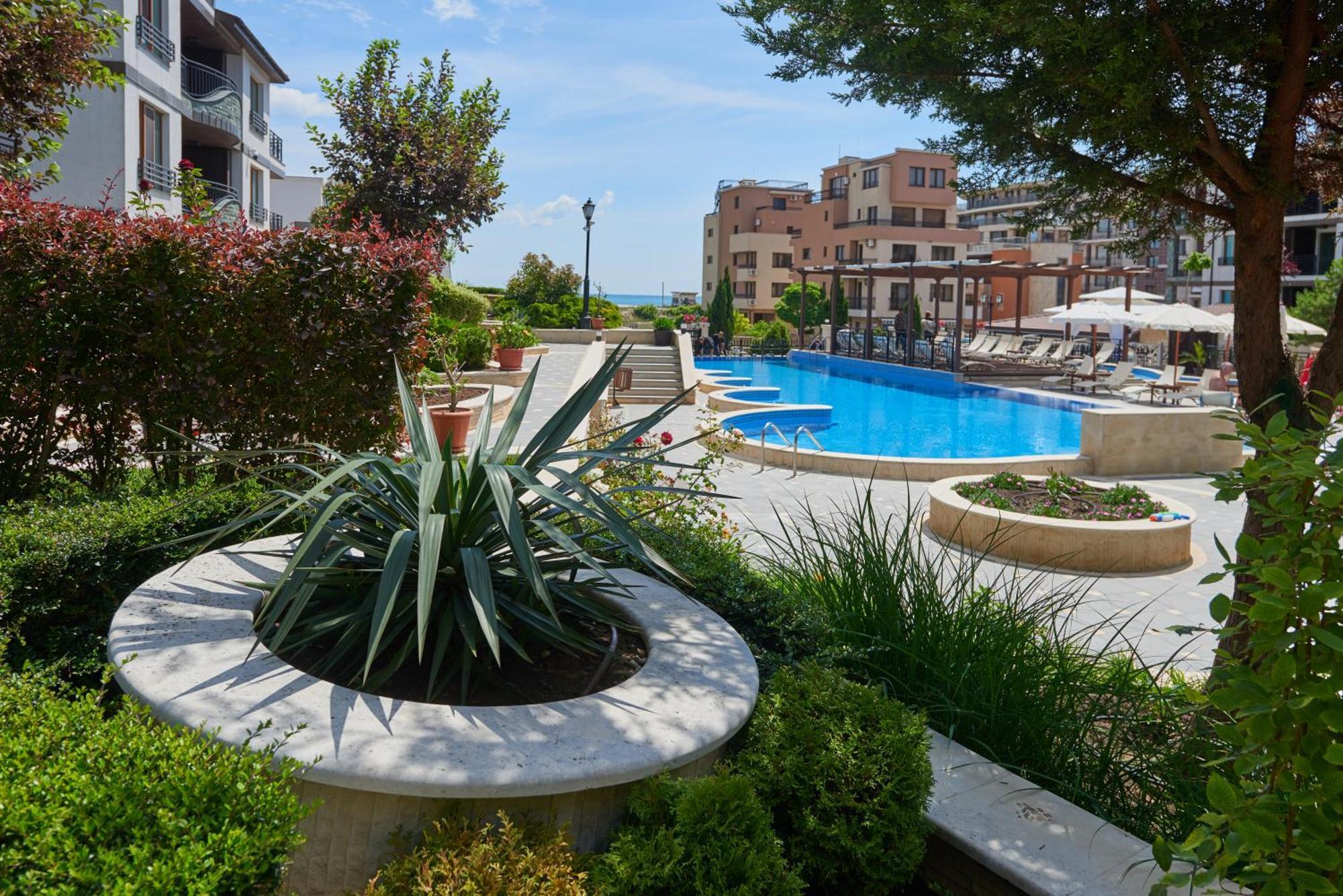 Aparthotel Boutique Rose Gardens Pomorie Esterno foto