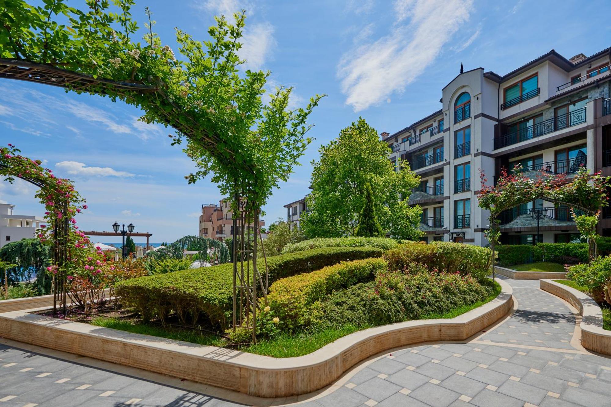 Aparthotel Boutique Rose Gardens Pomorie Esterno foto